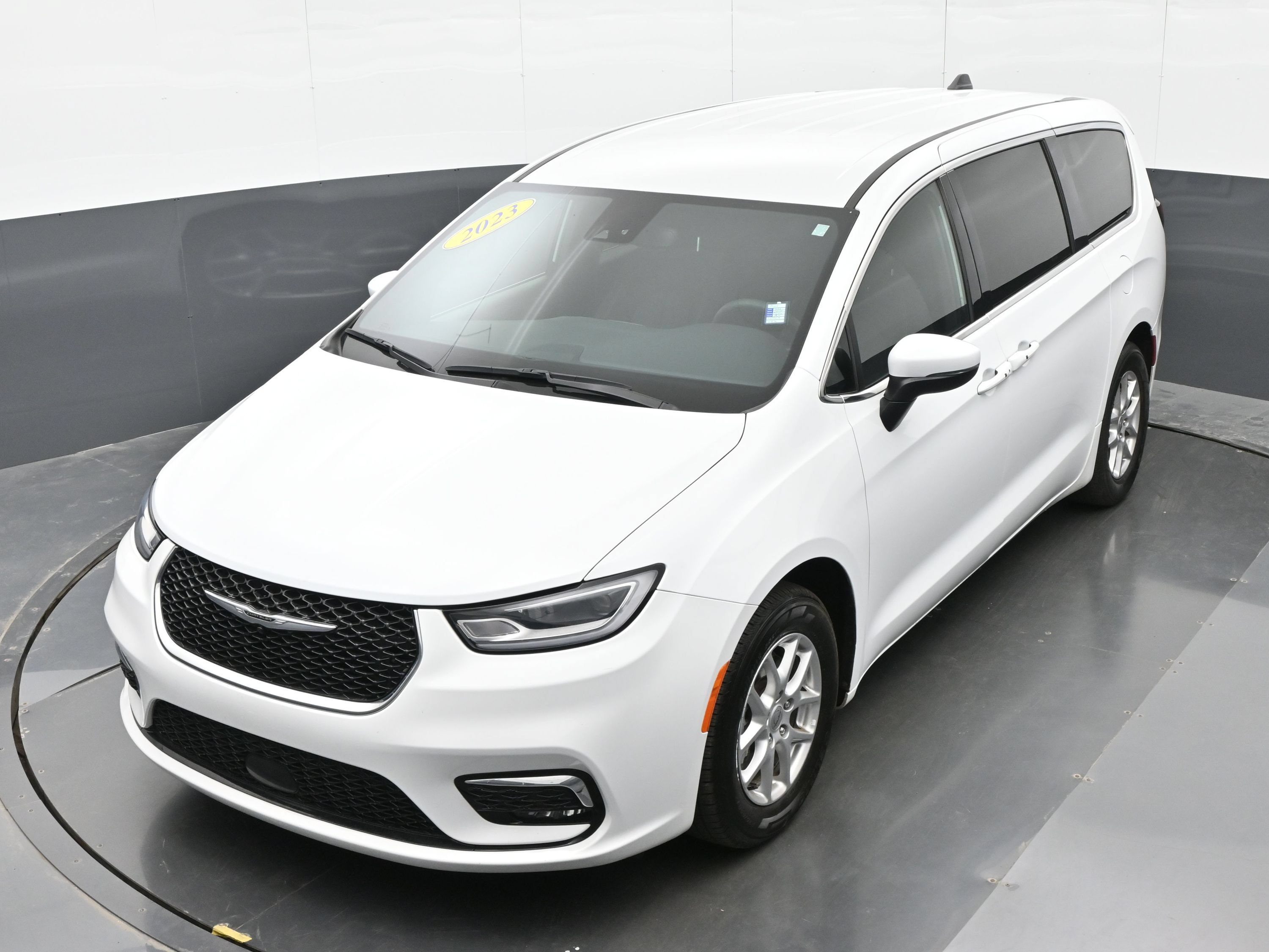 Used 2023 Chrysler Pacifica Touring FWD image 39