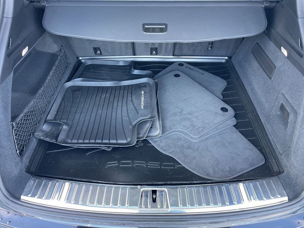 Certified 2023 Porsche Cayenne Platinum Edition image 7