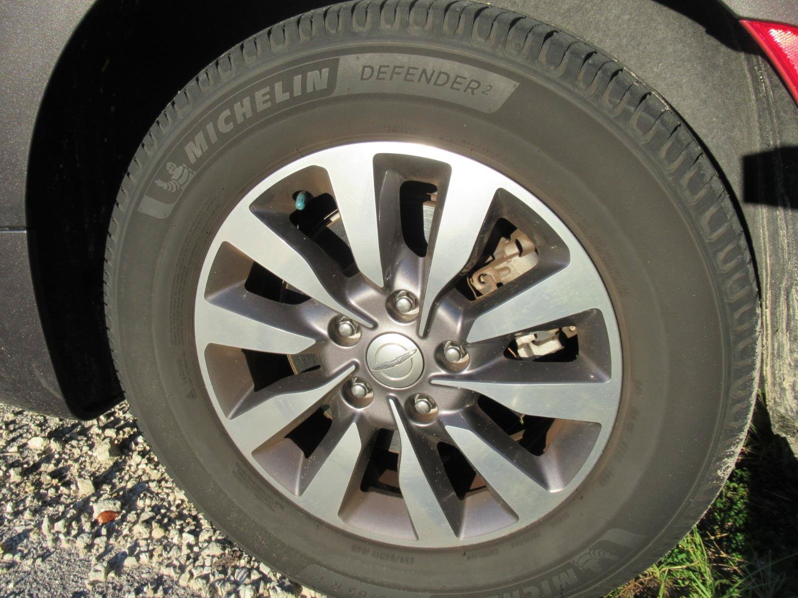Used 2019 Chrysler Pacifica Touring-L Plus FWD image 5