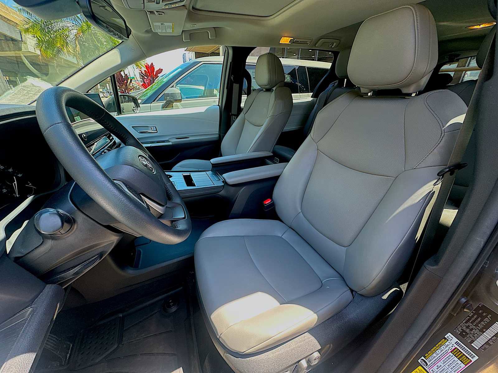 Used 2025 Toyota Sienna XLE w/ XLE Plus Package image 5