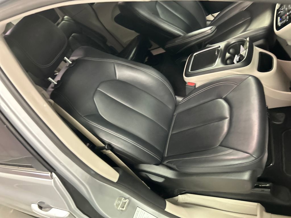 Used 2024 Chrysler Pacifica Touring-L FWD image 26