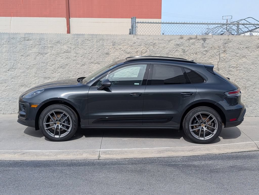 Certified 2025 Porsche Macan AWD/4WD image 3