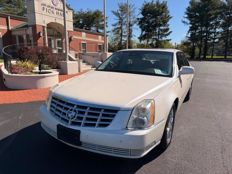 Used 2009 Cadillac DTS Luxury I w/ Sun And Navigation Package FWD image 2