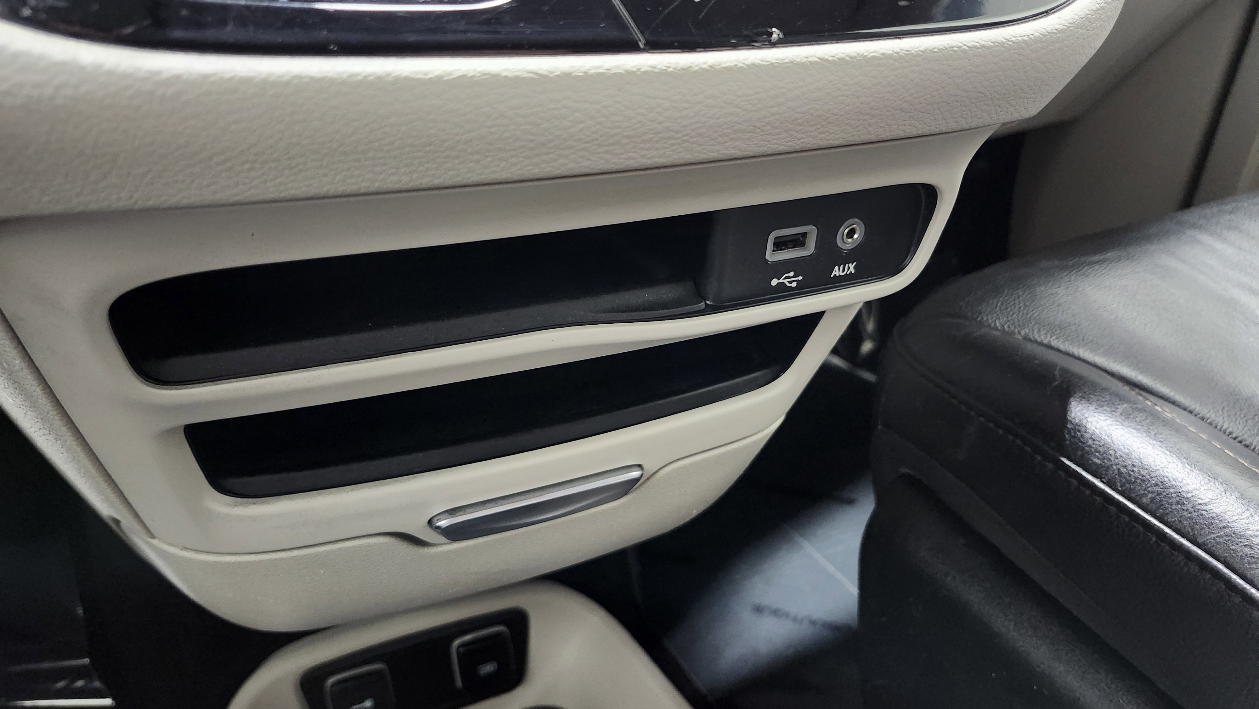 Used 2018 Chrysler Pacifica Touring-L image 9