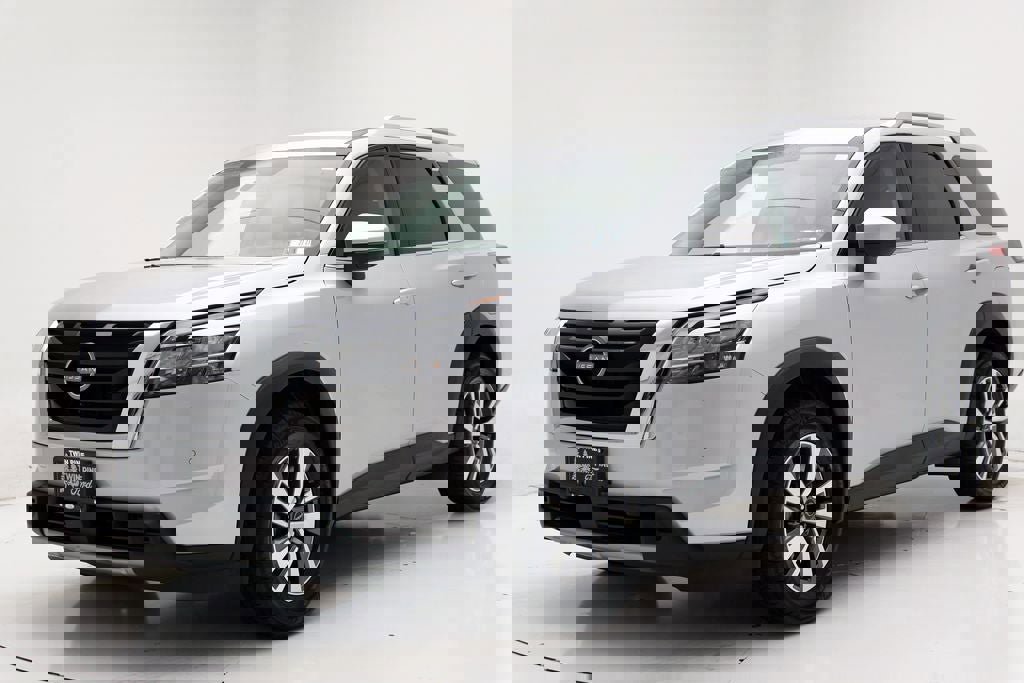 Used 2023 Nissan Pathfinder SL image 2