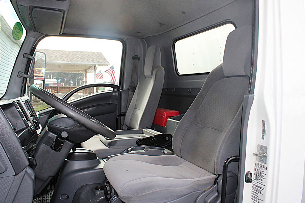 Used 2019 Isuzu NPR image 17