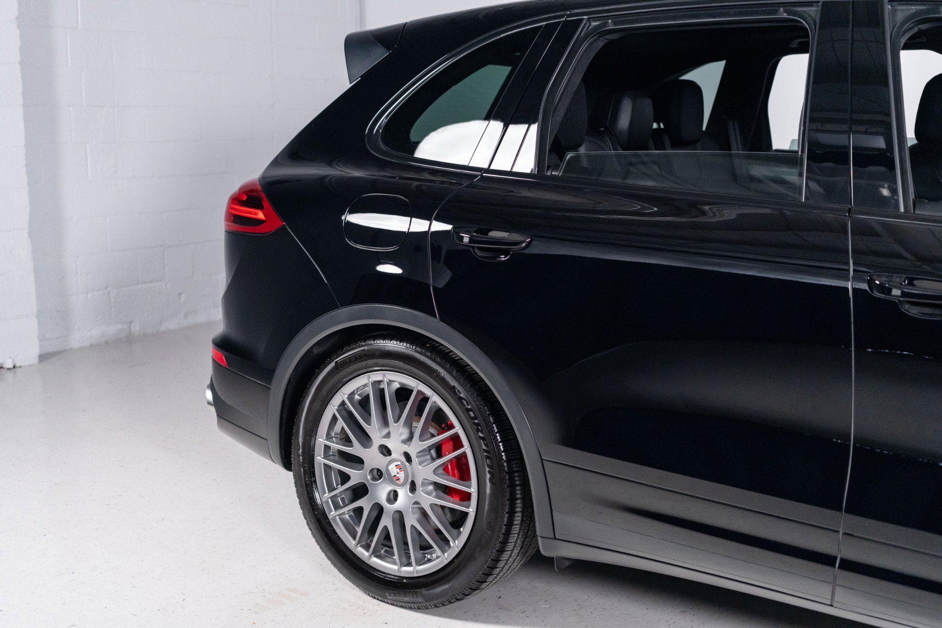 Used 2016 Porsche Cayenne Turbo AWD/4WD image 23