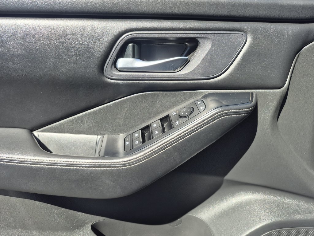 Used 2024 Nissan Rogue SV AWD/4WD image 7