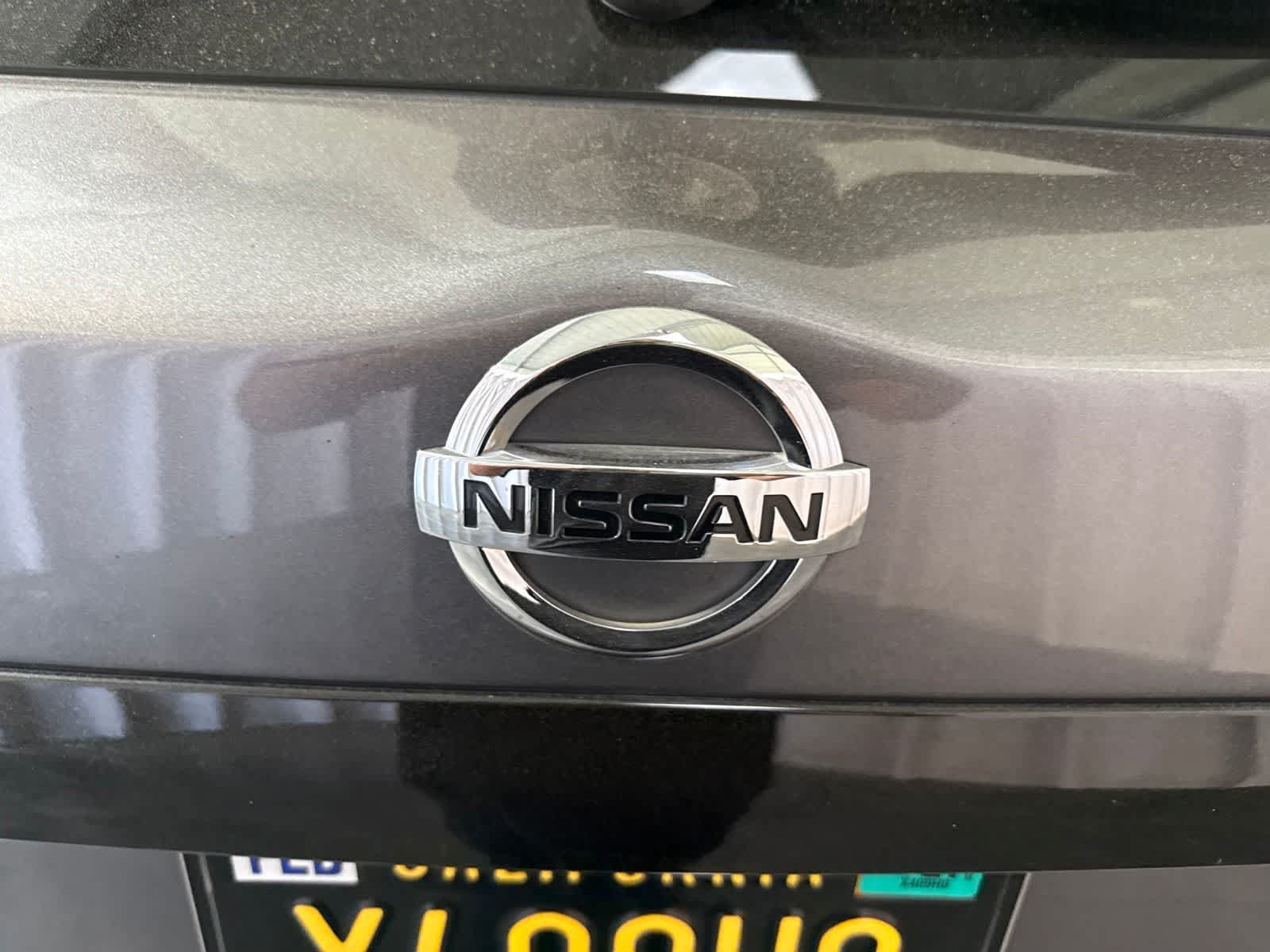 Used 2018 Nissan Pathfinder SL w/ Midnight Edition Package FWD image 13