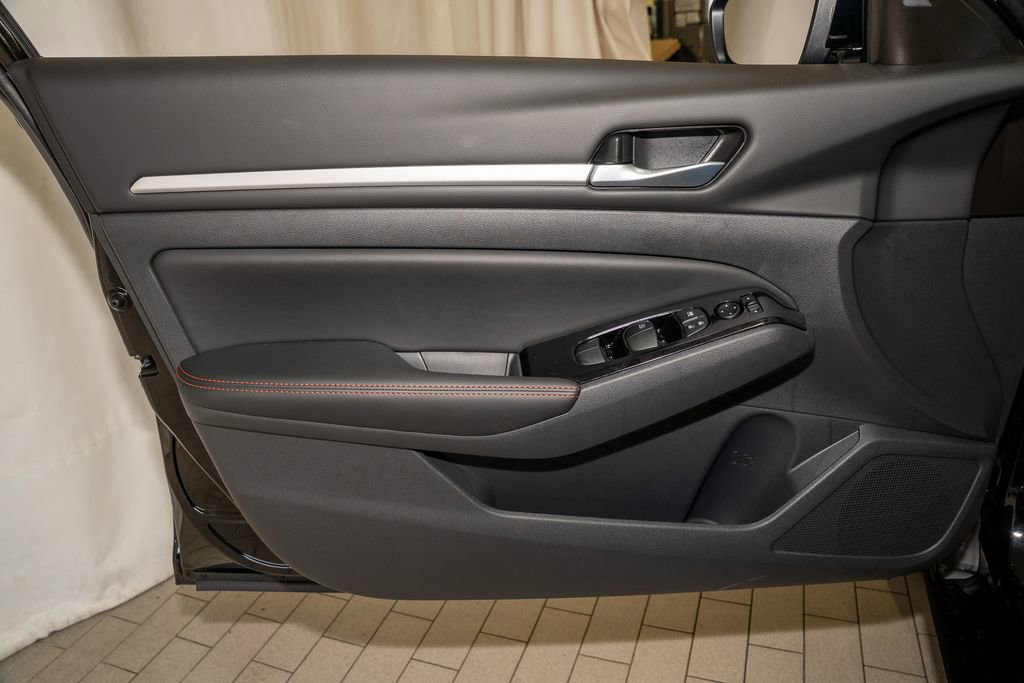 New 2025 Nissan Altima 2.5 SR image 16