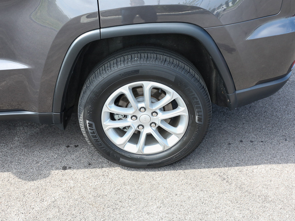 Used 2021 Jeep Grand Cherokee Laredo AWD/4WD image 4