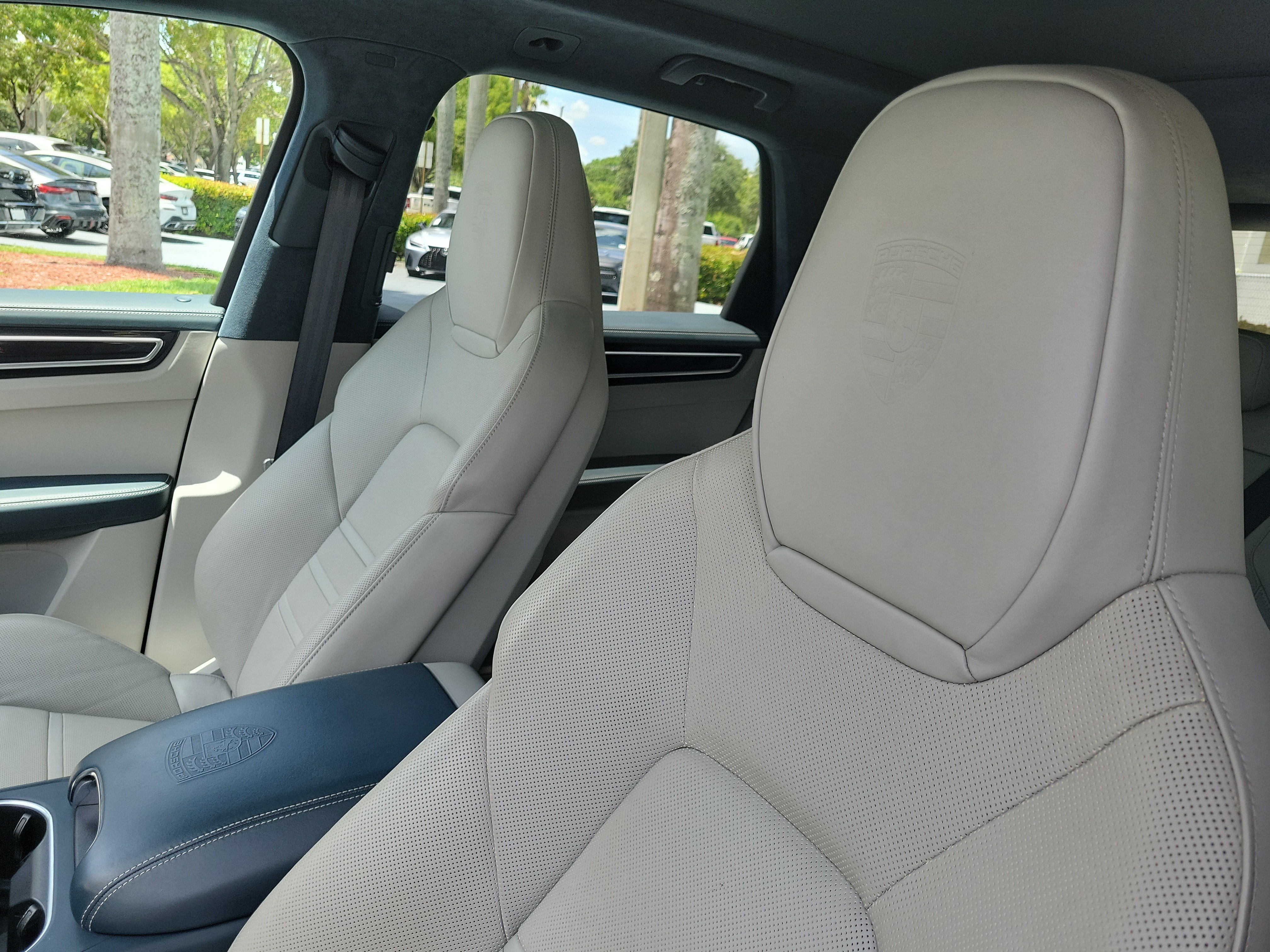 Used 2022 Porsche Cayenne Turbo AWD/4WD image 13