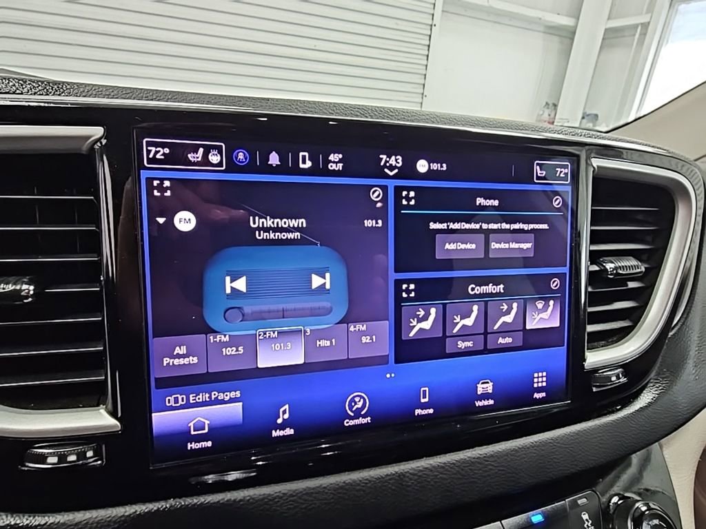 Used 2023 Chrysler Pacifica Touring-L image 12