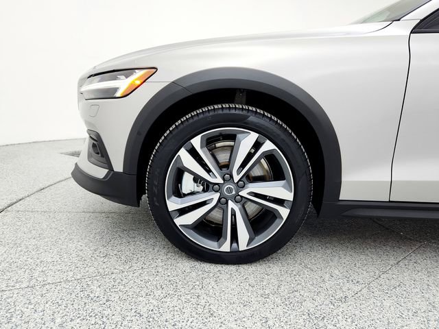 Certified 2025 Volvo V60 B5 Cross Country Plus image 31