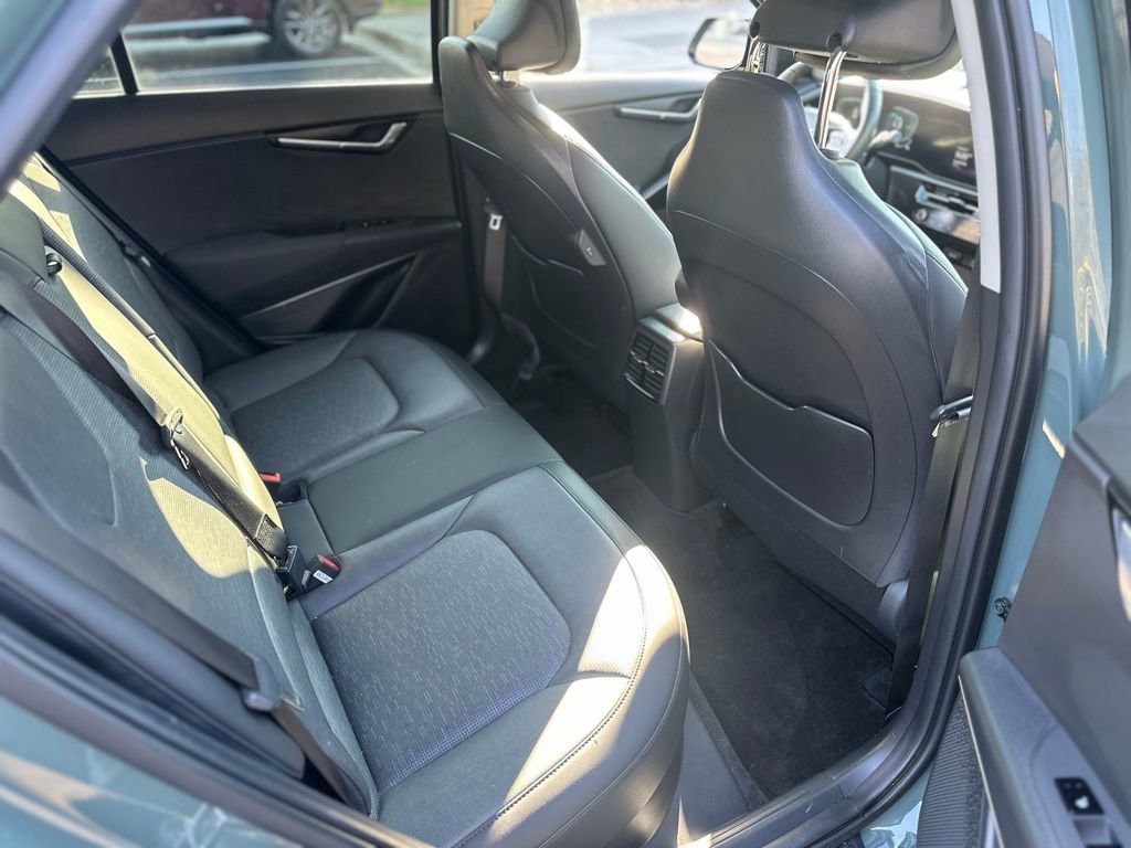 Used 2024 Kia Niro SX Touring image 6
