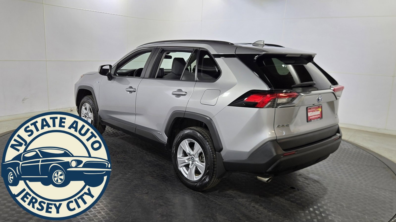 Used 2020 Toyota RAV4 XLE image 5