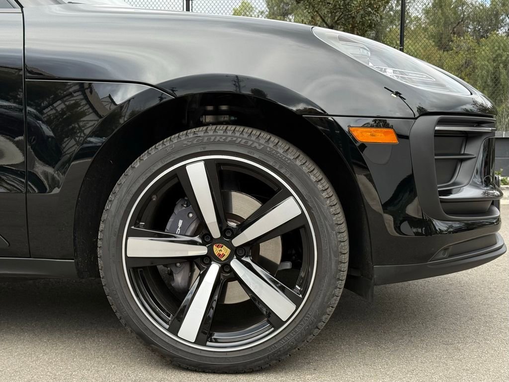 Used 2025 Porsche Macan image 12