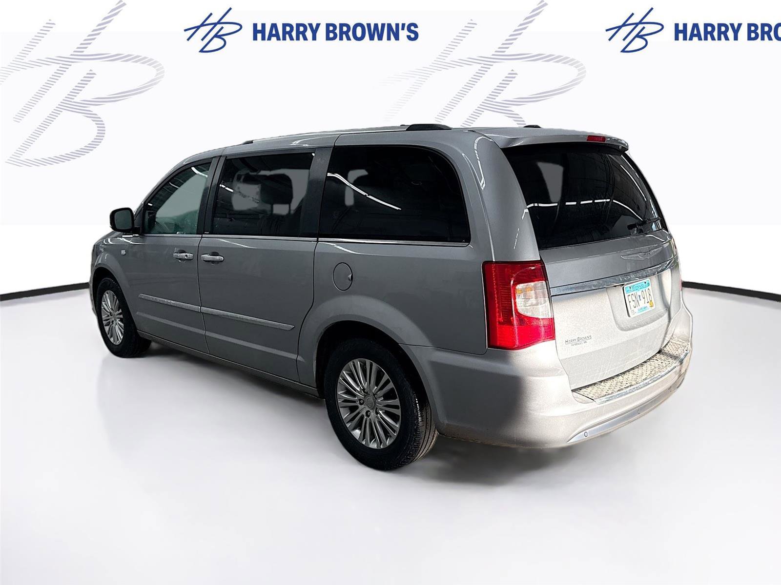 Used 2014 Chrysler Town & Country Touring-L image 2