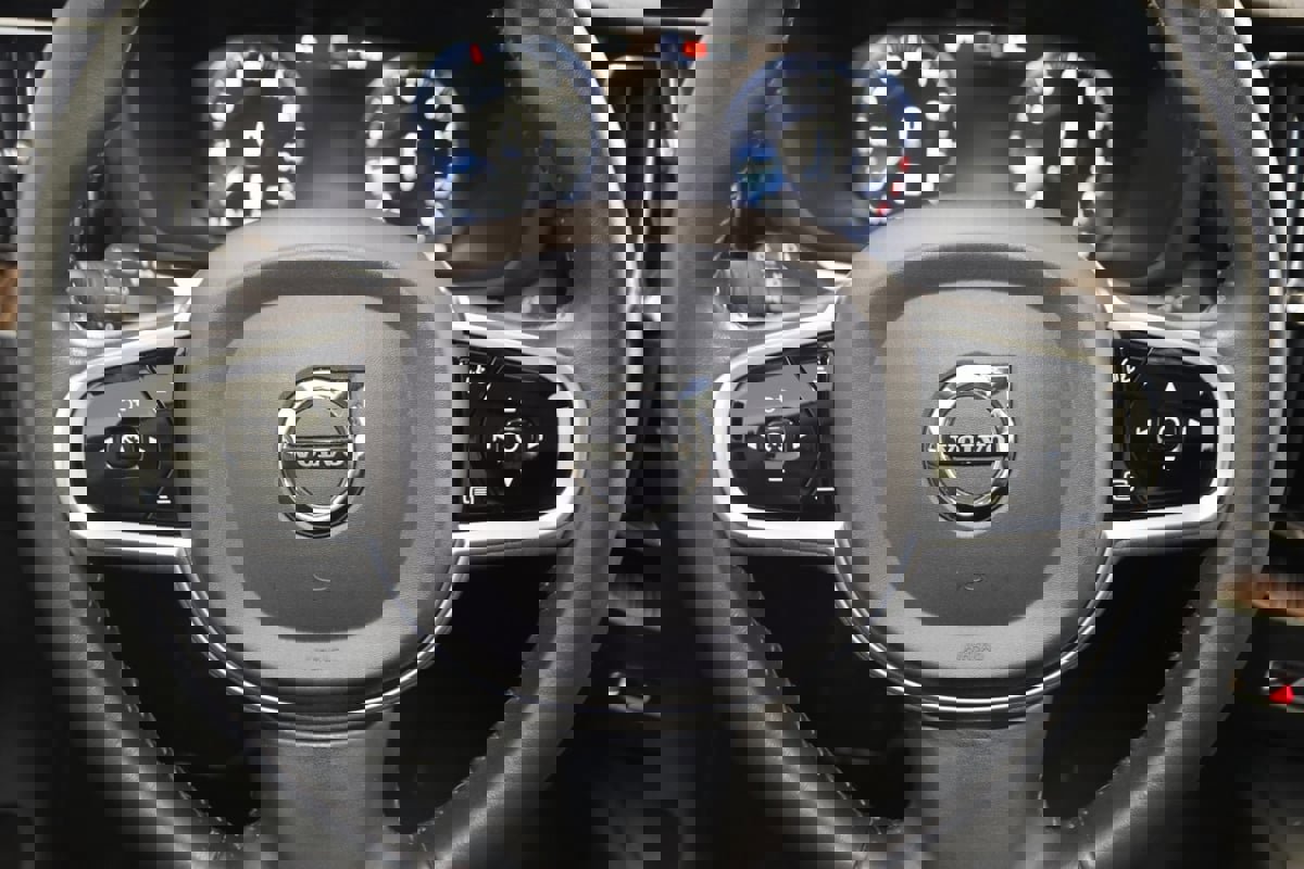 Used 2021 Volvo XC60 T5 Inscription w/ Protection Package Premier image 38