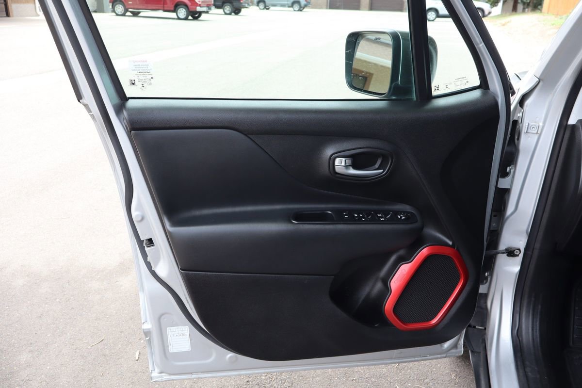Used 2018 Jeep Renegade Trailhawk AWD/4WD image 23