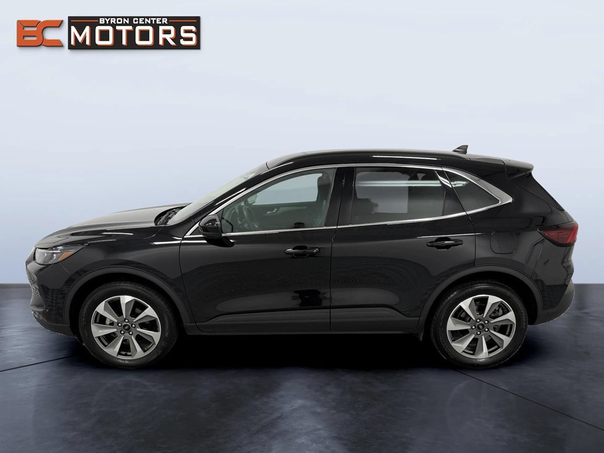 Used 2025 Ford Escape Platinum AWD/4WD image 3