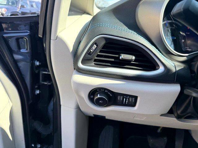 Used 2021 Chrysler Pacifica Touring-L w/ Uconnect Theater Family Group image 14