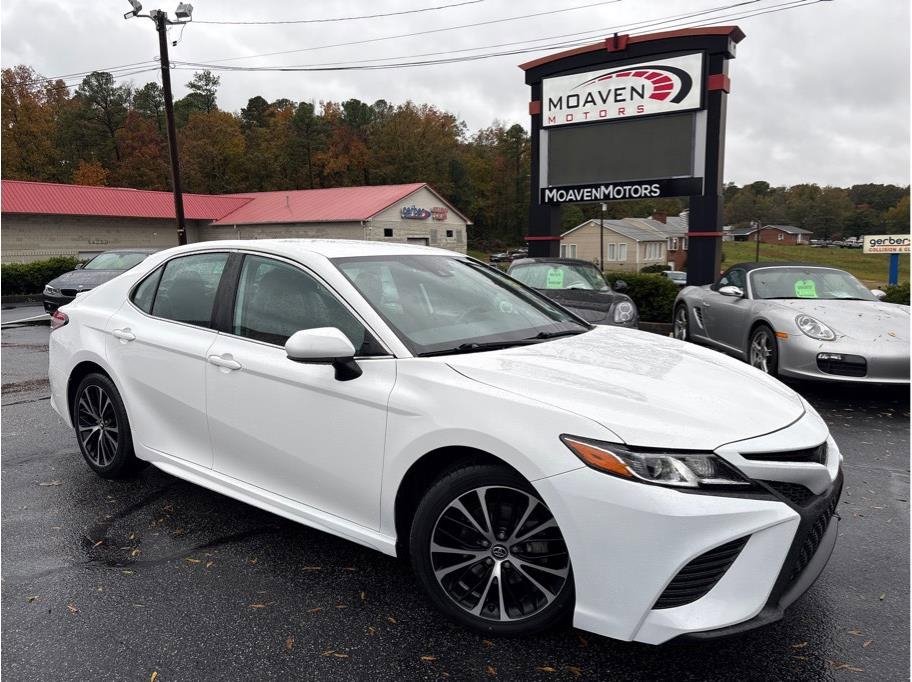 Used 2020 Toyota Camry SE image 1