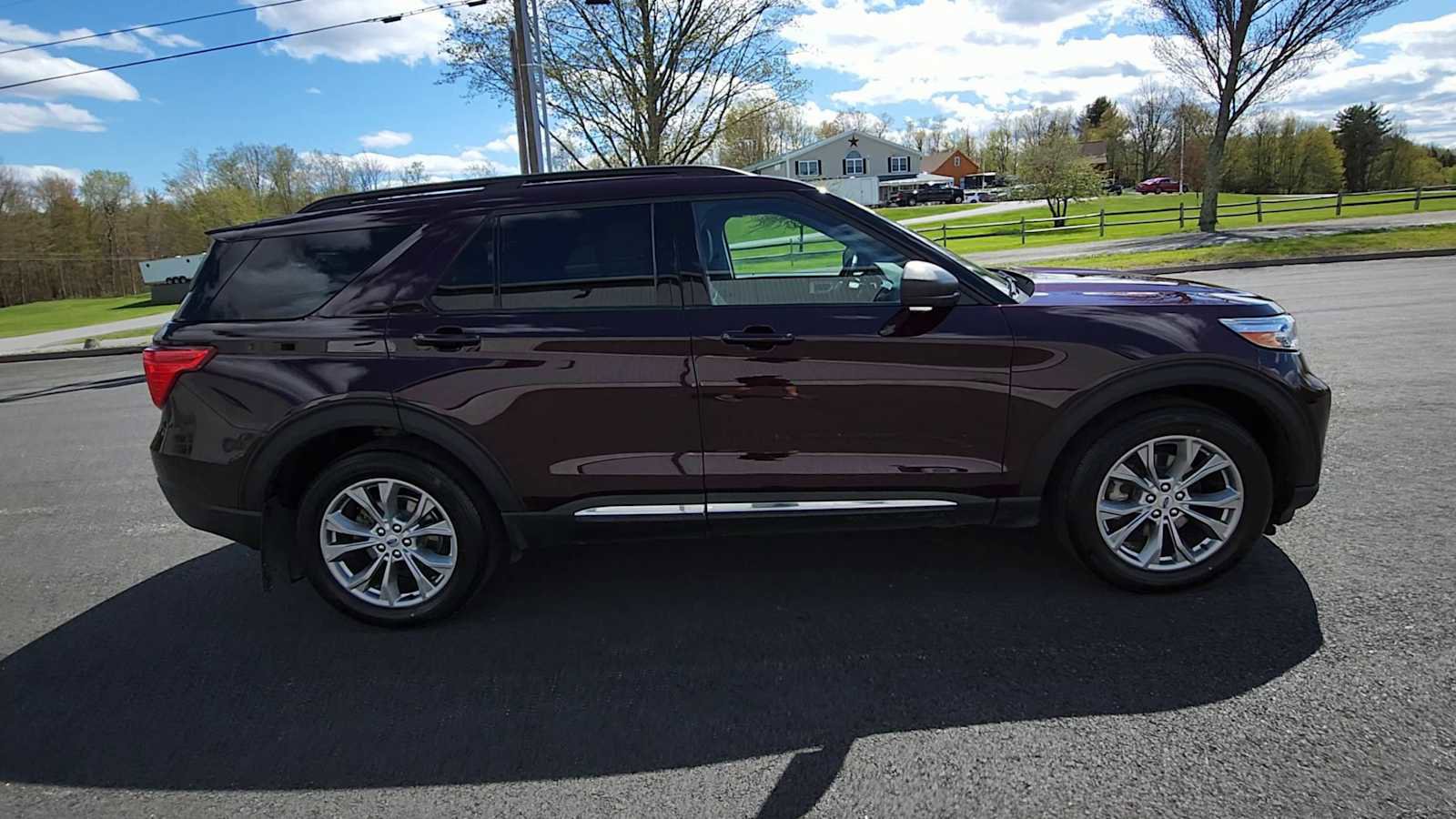 Used 2022 Ford Explorer XLT w/ Equipment Group 202A AWD/4WD image 9