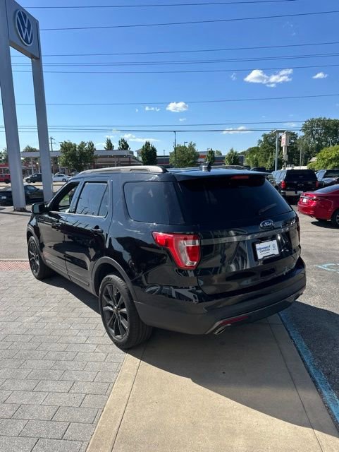 Used 2017 Ford Explorer XLT w/ XLT Technology Feature Bundle AWD/4WD image 10
