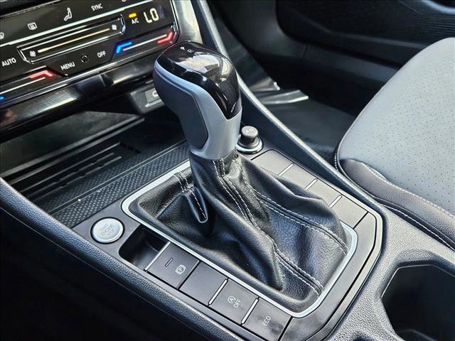 Used 2025 Volkswagen Jetta SE image 12