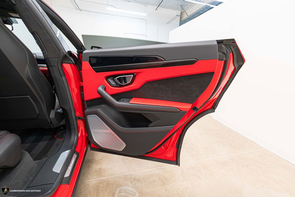 Used 2022 Lamborghini Urus AWD/4WD image 29