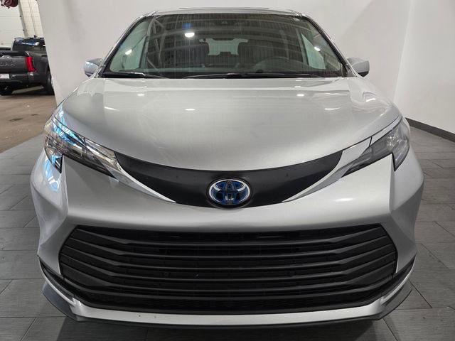 Used 2025 Toyota Sienna XLE w/ XLE Plus Package AWD/4WD image 7