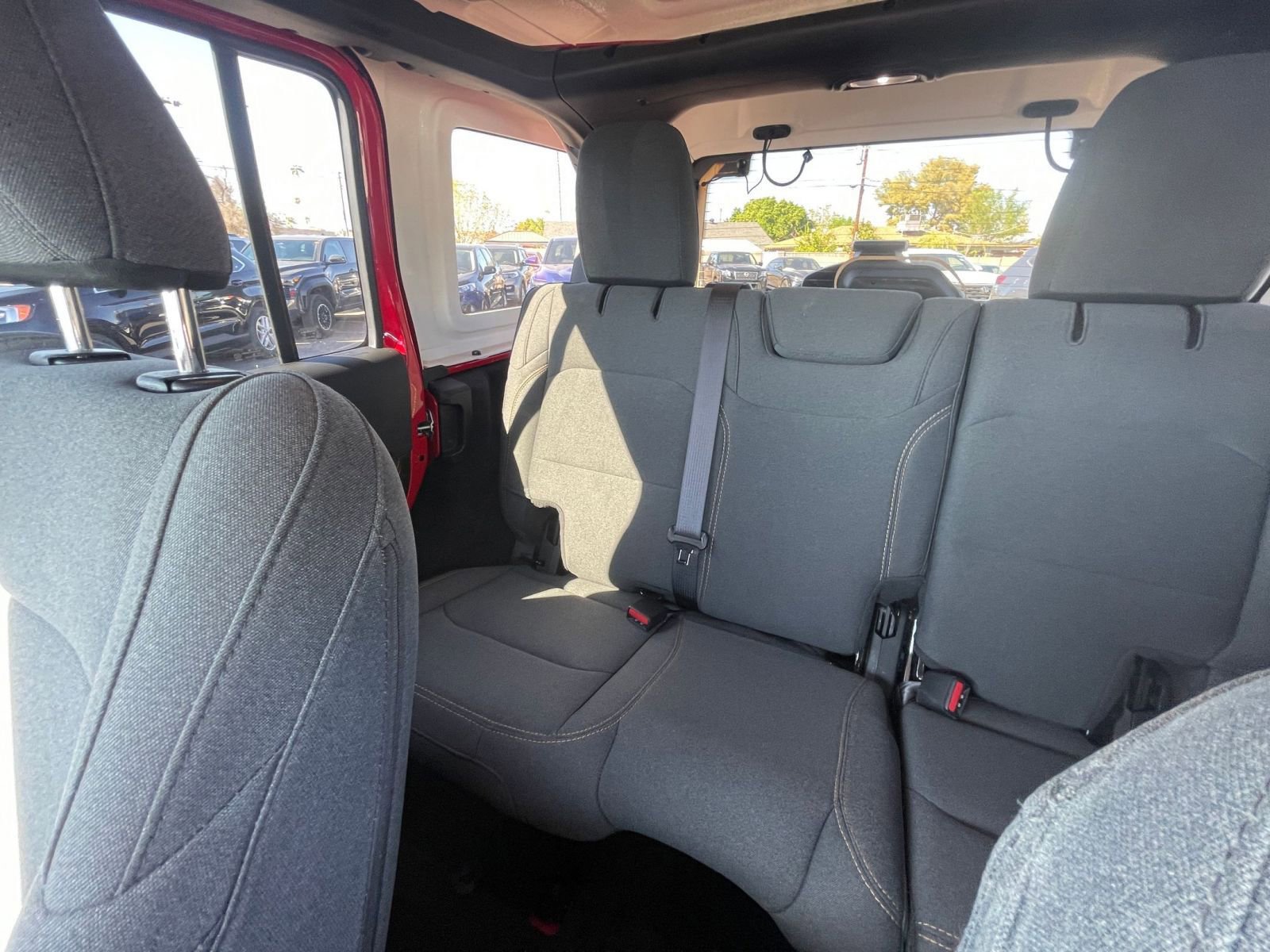 Used 2025 Jeep Wrangler Sahara image 38