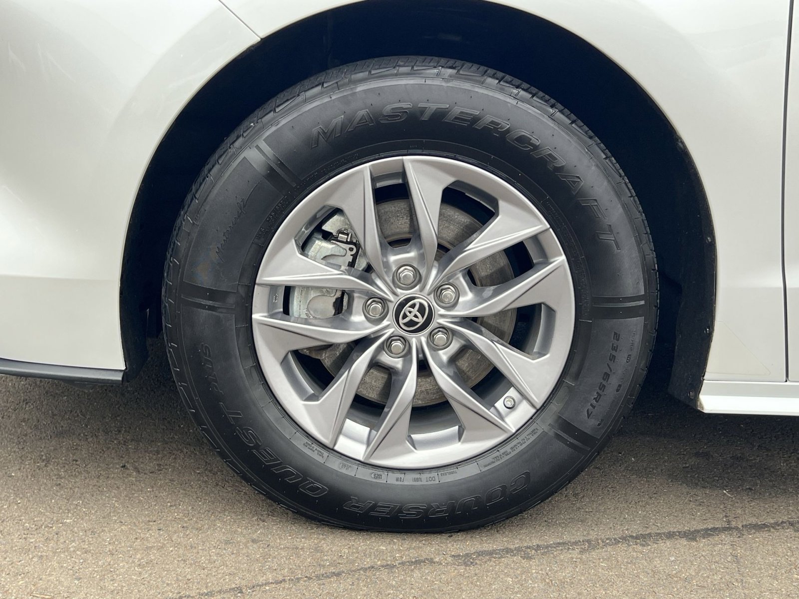 Used 2024 Toyota Sienna XLE image 11