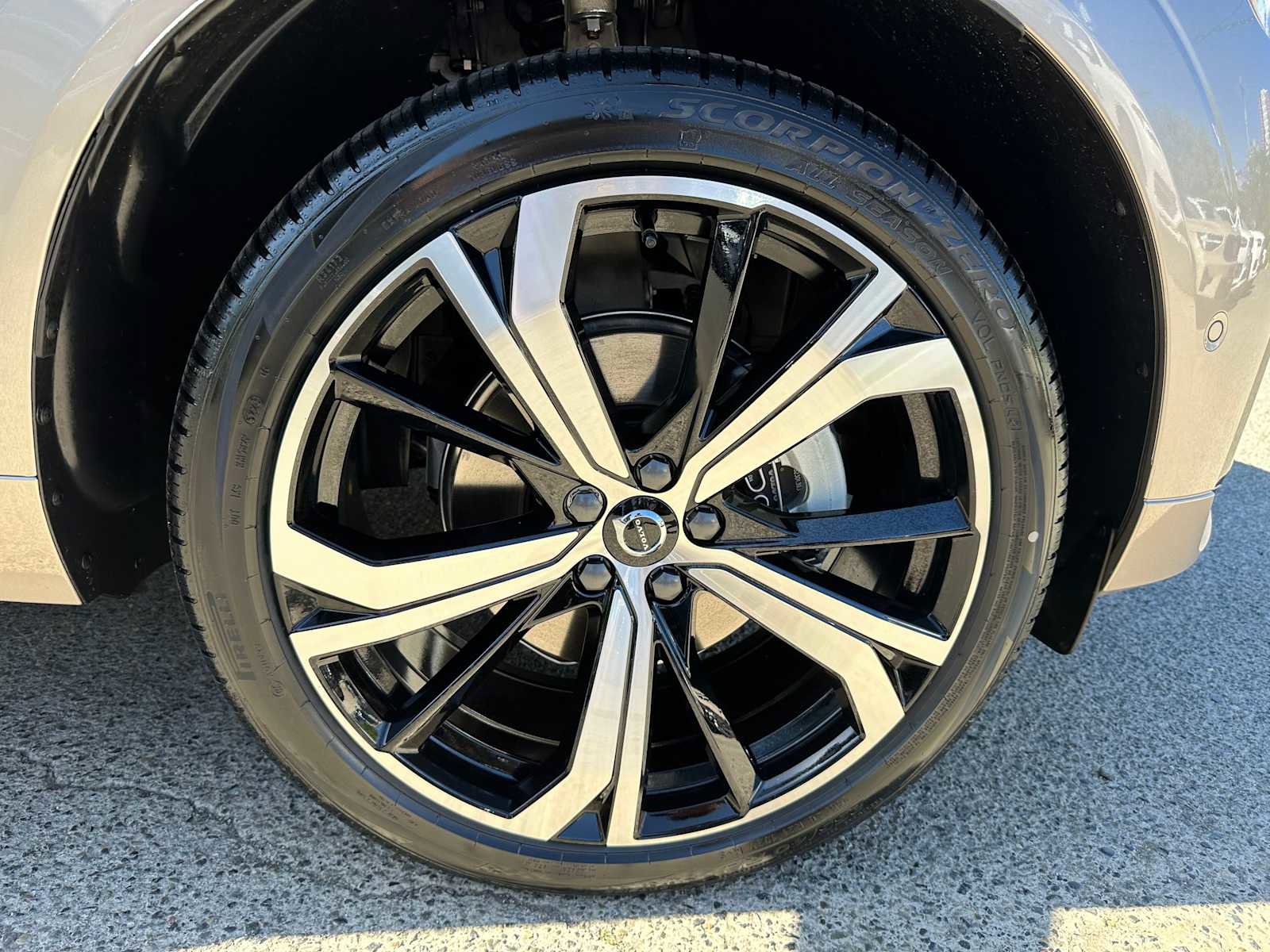 New 2025 Volvo XC60 B5 Ultra w/ Protection Package Premier image 9