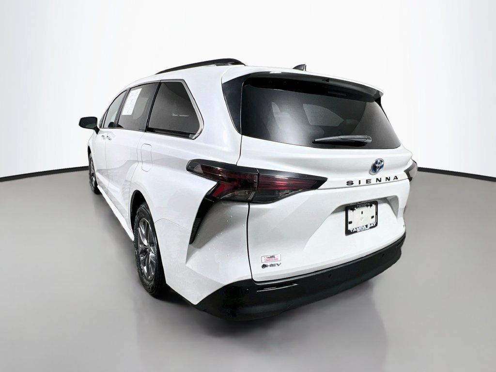 Used 2025 Toyota Sienna XLE FWD image 5