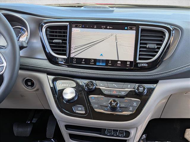 Used 2024 Chrysler Pacifica Select image 14
