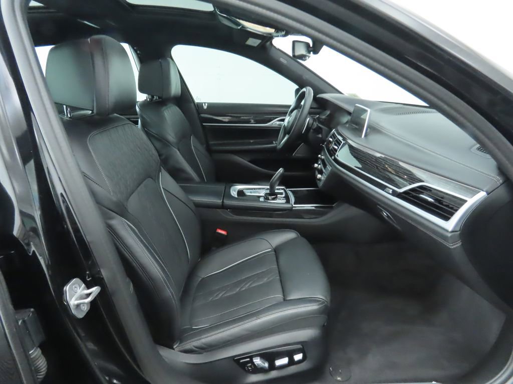 Used 2022 BMW 750i xDrive w/ Executive Package image 21