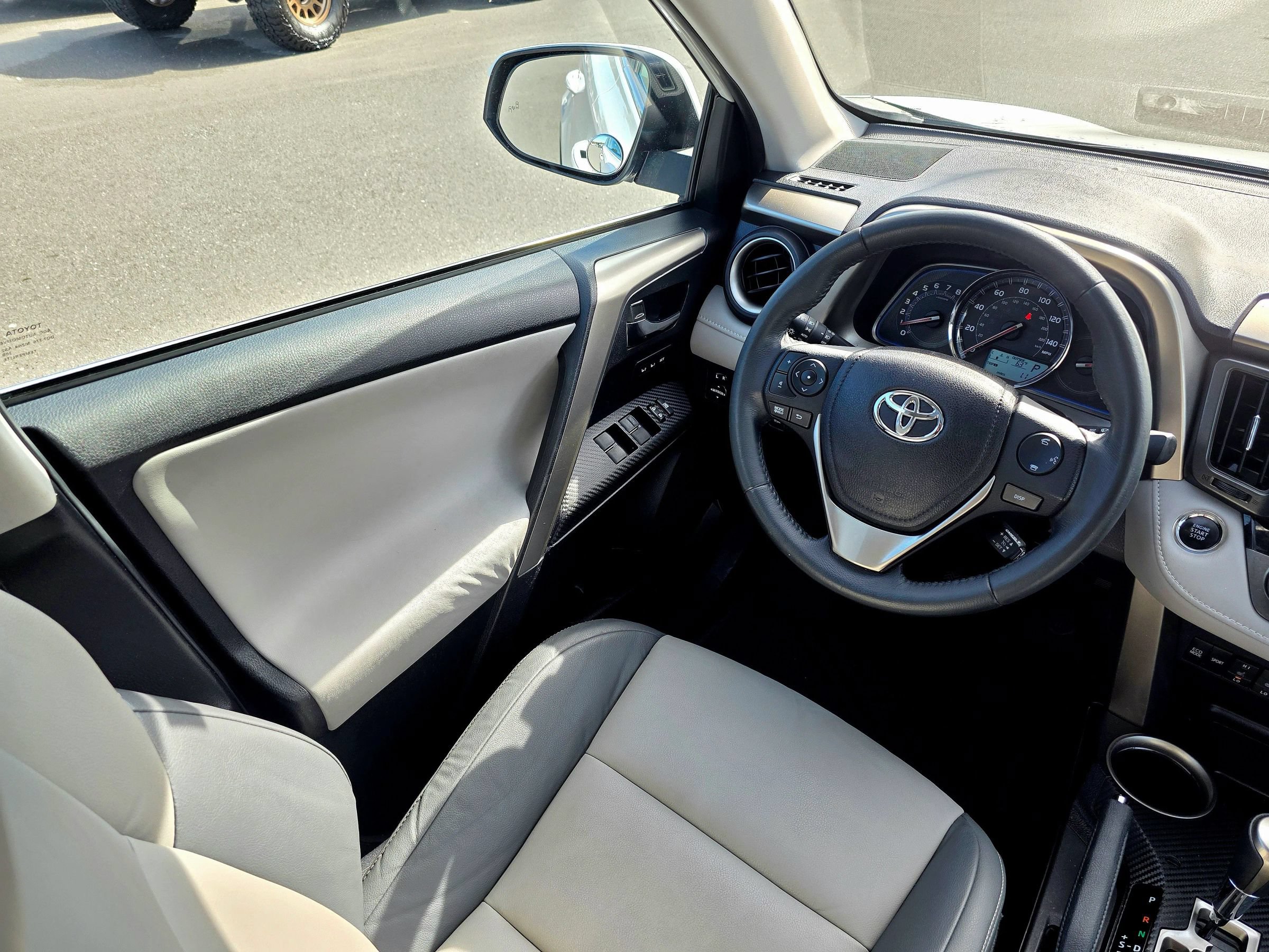 Used 2014 Toyota RAV4 Limited w/ Technology Package AWD/4WD image 28