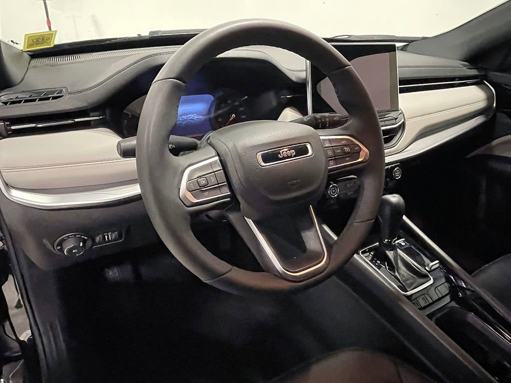 Used 2025 Jeep Compass Limited image 19