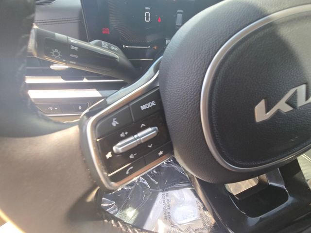 Used 2025 Kia Carnival FWD image 29