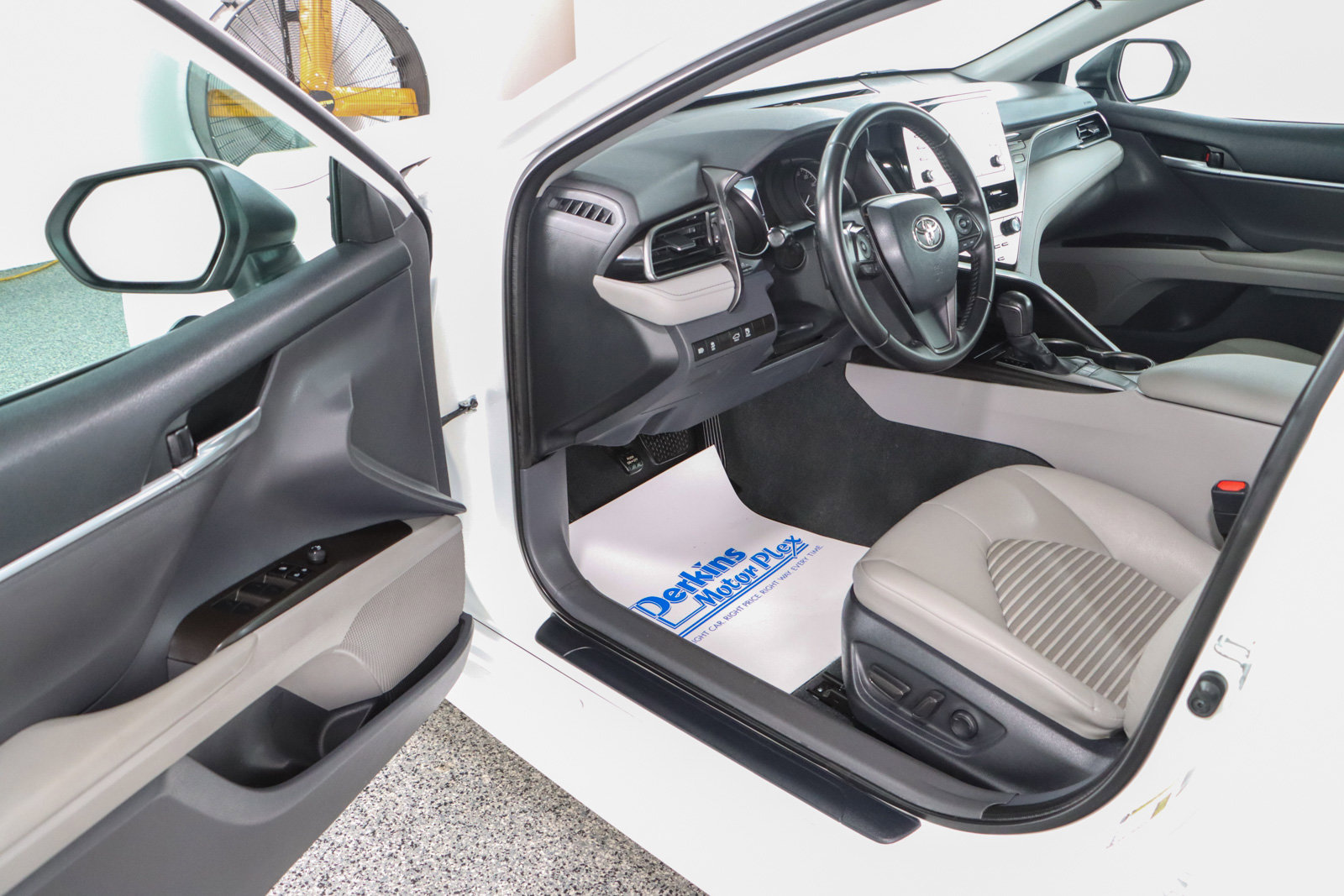 Used 2023 Toyota Camry SE image 3