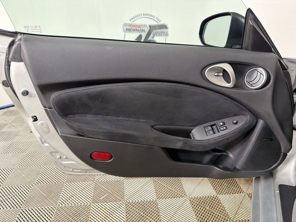 Used 2009 Nissan 370Z Touring w/ Aerodynamics Pkg image 10