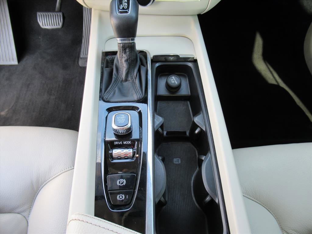 Used 2018 Volvo XC60 T6 Momentum w/ Convenience Package image 20