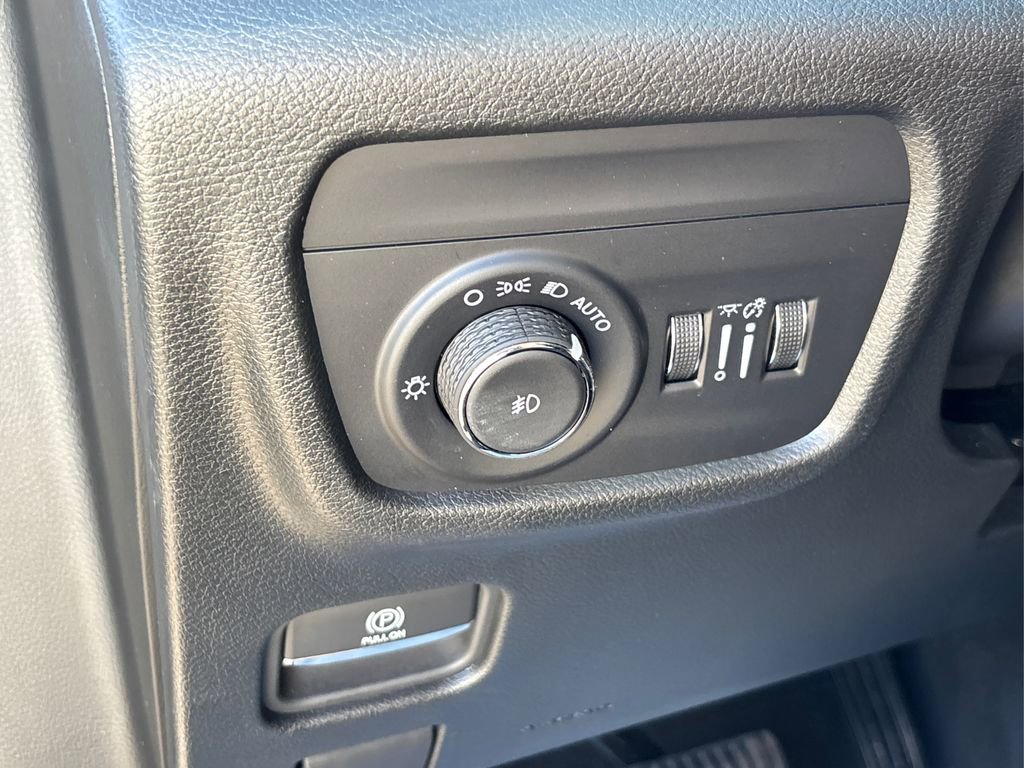 Used 2025 Jeep Grand Cherokee L Limited w/ Black Appearance Package image 31