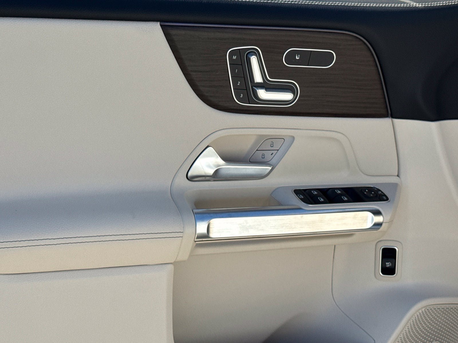 New 2026 Mercedes-Benz GLB 250 4MATIC image 15