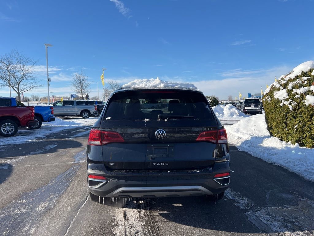 Used 2024 Volkswagen Taos SE image 4