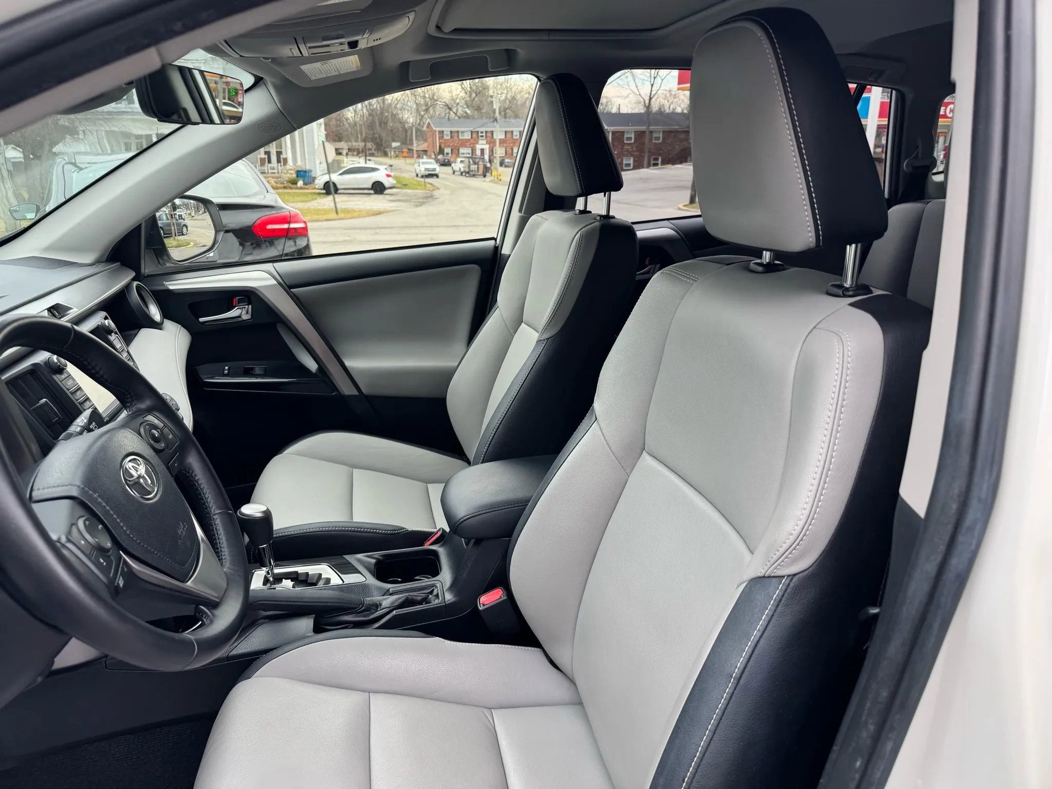 Used 2017 Toyota RAV4 Limited w/ Advanced Technology Package image 27