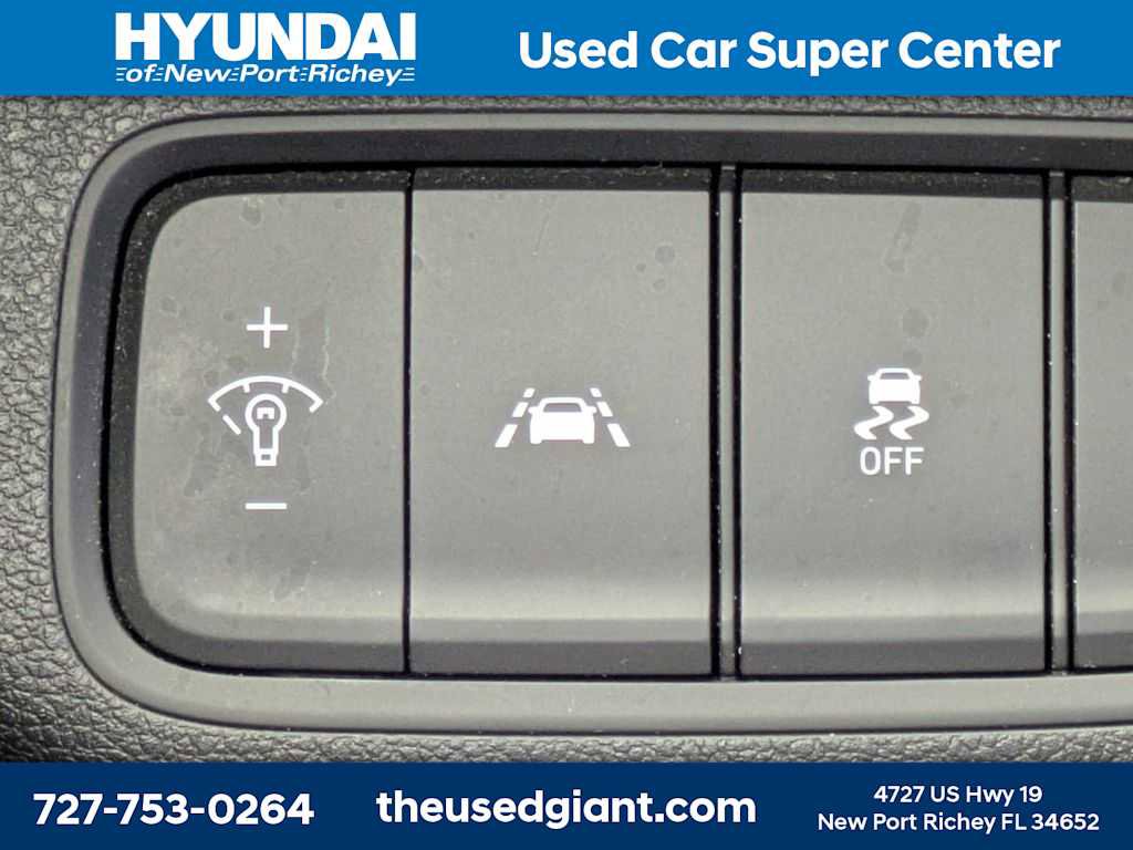 Used 2020 Hyundai Santa Fe SE image 25