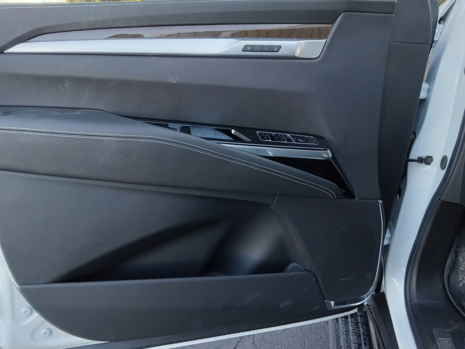 Used 2026 Cadillac Escalade Platinum Sport w/ LPO, ONYX Package image 9